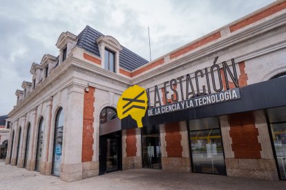 Exterior de la Estación de la Ciencia y la Tecnología.