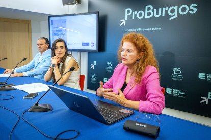 La presidenta de ProBurgos, Andrea Ballesteros (centro), junto con los responsables de Dihbu, Mario Pampliega y Belén Lanuza.