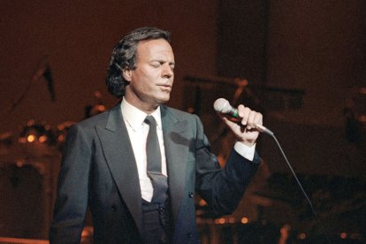 Julio Iglesias, en una actuación en el Radio City Music Hall de Nueva York, en 1984