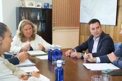 Un momento de la reunión entre la alcaldesa y el concejal de Hacienda con los responsables de los grupos municipales de PP y PSOE.