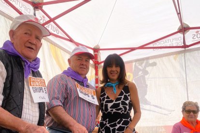 La vicepresidenta y diputada de Acción Social, Inma Sierra, felicita a uno de los participantes.