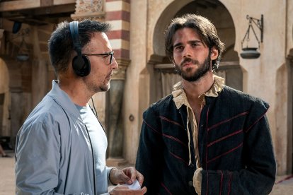 El director Alejandro Amenábar y el actor Julio Peña, durante el rodaje de 'El cautivo'.