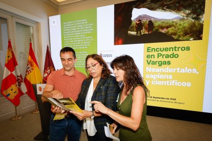 Raquel Contreras junto con los coordinadores del yacimiento de Padro Vargas Alfonso Benito (Cenieh) y Marta Navazo (UBU).