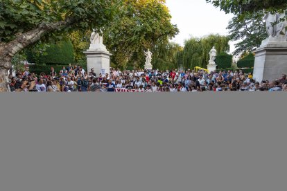 Un momento de la concentración de las familias usuarias de la Escuela Municipal de Música en El Espolón de Burgos.