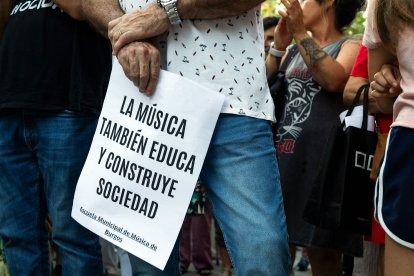 Un momento de la concentración de las familias usuarias de la Escuela Municipal de Música en El Espolón de Burgos.
