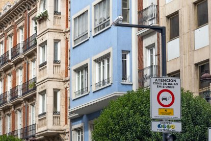 Señales, en la calle Vitoria, donde se especifica los vehículos autorizados para circular por el distintivo medioambiental de la DGT.