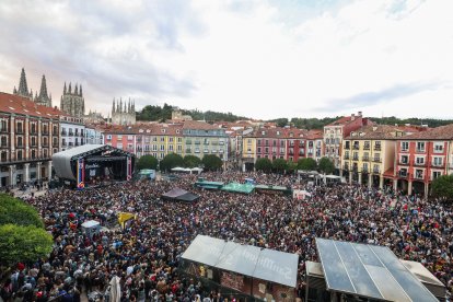 Vista de la Plaza Mayor durante el concierto de Rozalén con Fetén Fetén.