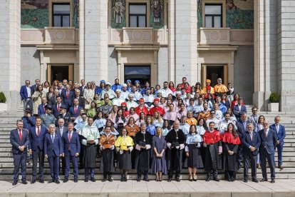 Foto de familia en la apertura del curso en la Universidad Isabel I