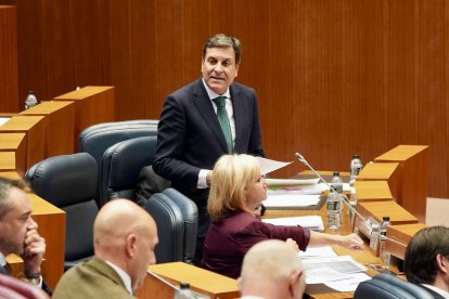 El consejero de Economía y Hacienda, Carlos Fernández Carriedo, durante su intervención en la primera sesión del Pleno de las Cortes de Castilla y León.