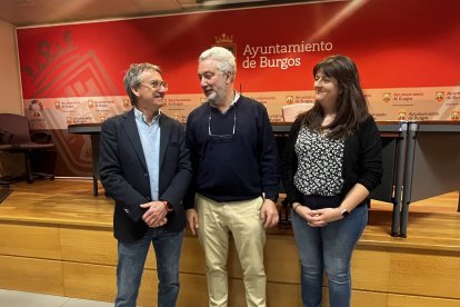 De izquierda a derecha: Mariano Cerdán, Carlos Niño, y María Suárez, durante la presentación de la marcha.