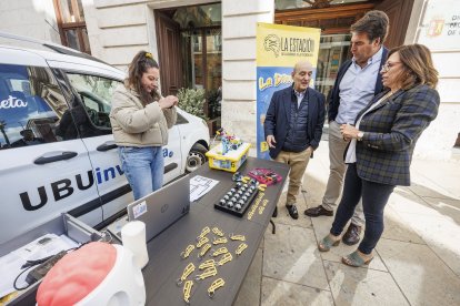 Jordi Rovira (UBU), Fernando Andrés (Grupo Ureta) y Raquel Contreras (Diputación), junto a la 'Divulgoneta' que recorre la provincia.