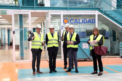 Carriedo aboga por situar El Bierzo como "referente europeo del vidrio" en su visita a la empresa Tvitec.