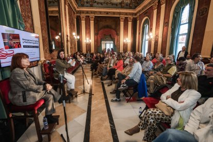 Un momento de la intervención de Cristina Narbona en el Salón Rojo del Teatro Principal.