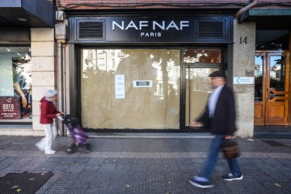 Un cartel anuncia la próxima apertura de otro comercio en el mismo local.