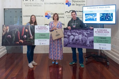 La fotógrafa Estefanía de la Calle, la dipurtada magdalena Rodríguez y el fotógrafo Rubén Llorente.