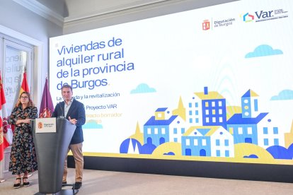 El presidente de la Diputación, Borja Suárez, durante la presentación de la primera fase del programa de Vivienda de Alquiler Rural.