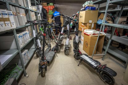 Patinetes eléctricos inmovilizados en dependencias de la Policía Local de Burgos, muchos de ellos trucados o robados.