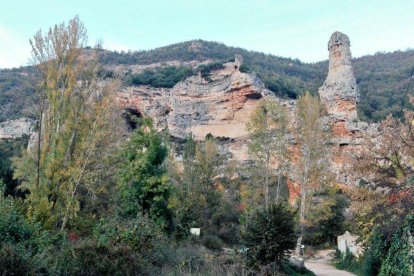 Camino al Pozo Azul podemos ver una gran roca vertical conocida como el ‘Perentón’