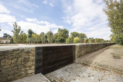Puerta del parque del Parral, en el paseo de la Universidad de Burgos.