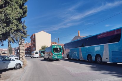 Uno de los problemas del barrio es acondicionar el acceso de los autobuses al colegio.