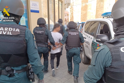 Imagen de una de las detenciones por una agresión múltiple en Roa el pasado 17 de agosto.