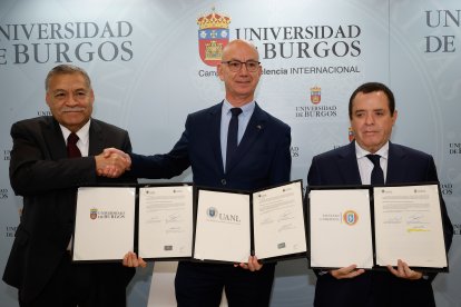 Instante de la firma del convenio entre los máximos representantes de ambas universidades.