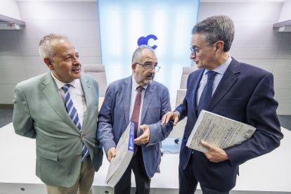 El autor del libro 'Andrés Manjón. Una historia en la historia', Andrés Palma, en el centro, con René Payo (Institución Fernán González) y Emilio de Domingo (Fundación Círculo).