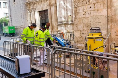 Obras para la instalación del pavimento podotáctil en la calle San Lorenzo.