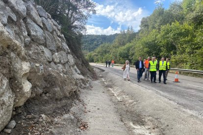 El director general de Carreteras de Castilla y León acudió a comprobar cómo han finalizado las obras de consolidación del talud en la carretera BU-550.