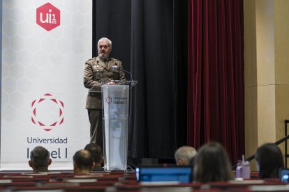El subdelegado de Defensa en Burgos, el coronel Francisco de Asís Ramírez, en su intervención en el congreso.