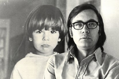 Francisco Umbral, posando ante una fotografía de su hijo Pincho.