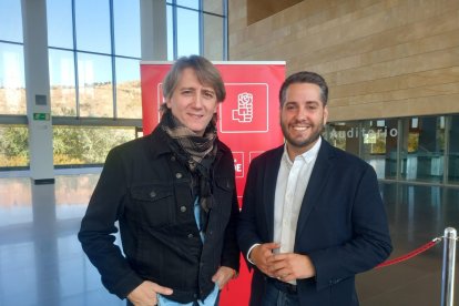 El secretario general del PSOE de Castilla y León y candidato a la Presidencia de la Junta, Carlos Martínez, junto al secretario general del PSOE riojano, Javier García.