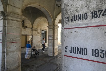 Marcas de las inundaciones sufridas en la ciudad en las columnas del Ayuntamiento.
