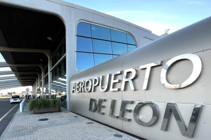 Archivo - Aeropuerto de León.