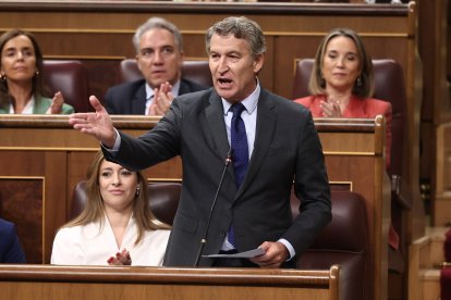 El presidente del Partido Popular, Alberto Núñez Feijóo, interviene durante una sesión de Control al Gobierno, en el Congreso de los Diputados, a 7 de octubre de 2025, en Madrid (España). 