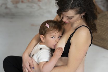 Rey amamanta a su hija.