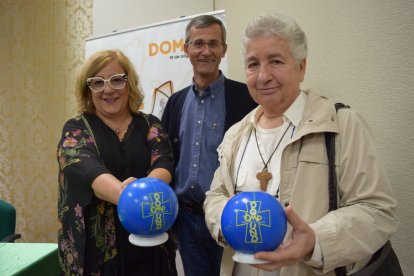 Maite Domínguez (Delegada Domund) y los misioneros José María Rodríguez y Carmen Manso.