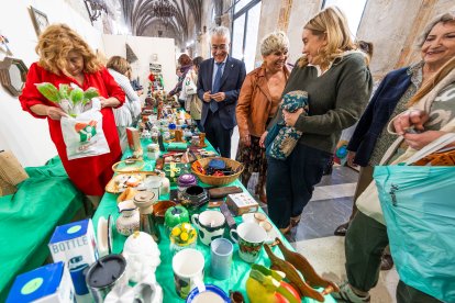 Representantes de la Junta, el Ayuntamiento y el Gobierno apoyaron a Nuevo Futuro en la inauguración de su tradicional rastrillo.