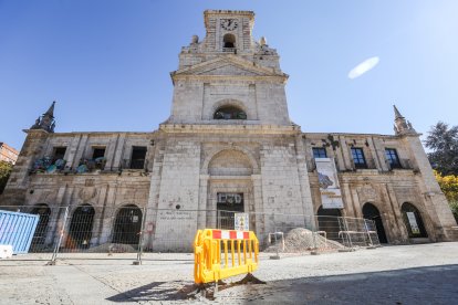 Los accesos a la iglesia del Monasterio de San Juan presentan este estado.