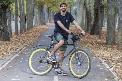 Pablo posa con una bici en el Paseo de la Quinta, tras su regreso a Burgos.
