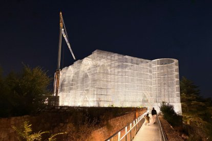 Pruebas de iluminación del palacio de Alfonso X recreado con malla metálica, en el Castillo de Burgos.