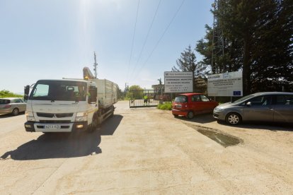 Un camión accede a las instalaciones del Ecoparque o CTR de Cortes.