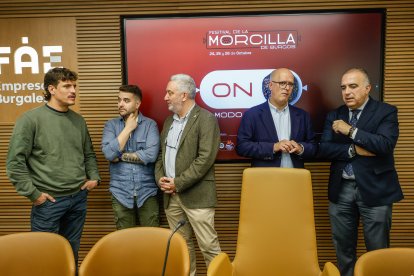 Los cocineros Miguel Cobo y Ricardo Temiño, el concejal de Turismo, Carlos Niño, el presidente de la Federación de Hostelería, Enrique Seco, y el gerente de la IGP Morcilla de Burgos, Rafael González, presentaron el primer Festival de la Morcilla de Burgos.