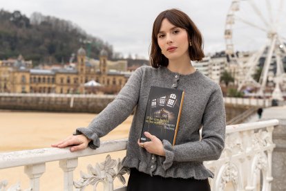 La escritora Nagore Suárez, con su última novela.