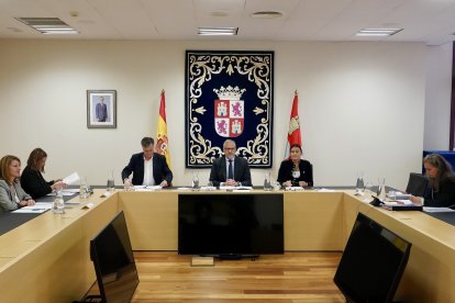 El presidente de las Cortes preside la reunión de la Mesa de las Cortes para abordar el anteproyecto de presupuesto para 2026 de la cámara autonómica y las instituciones propias.