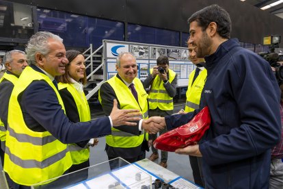 El ministro de Industria y Turismo, Jordi Hereu (c), durante una visita a la sede de Grupo Cropu, a 24 de octubre de 2025, en Burgos, Castilla y León (España). 