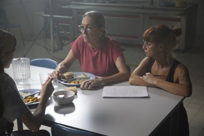 La vallisoletana Clara Santaolaya, productora de 'Darshan', con el guion en pleno rodaje.