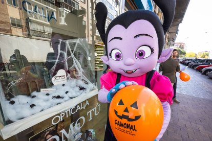 Vampirina es la madrina de la Fiesta de Halloween que ha organizado la Asociación de Comerciantes de Gamonal Zona G.