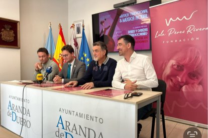 Alberto de la Calle junto al concejal José Antonio Fuertes, el alcalde de Aranda y el  Alberto de la Calle junto al concejal José Antonio Fuertes, el alcalde de Aranda, Antonio Linaje y el musicólogo Javier Cebas Gañán, miembro del equipo directivo de la Fundación