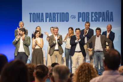 Los presidentes autonómicos del PP durante la clausura del acto de presentación de la ‘Declaración de la Región de Murcia’, en el Teatro Circo de Murcia, a 28 de septiembre de 2025, en Murcia (España). 